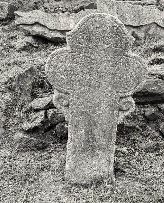 Kříž před kalvárií - u paty kříže je vytesána datace s letopočtem 1770