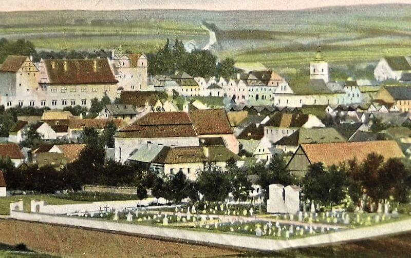Pohled na město - v popředí hřbitov