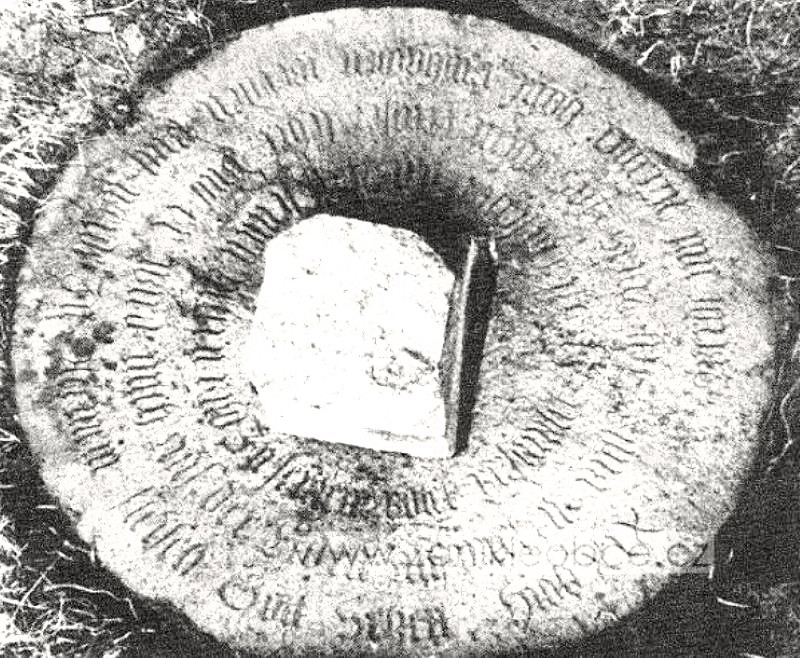 Mikve - kámen upomínající na rabína Baal Šema byl objeven ve studni při opravě v r.1926.