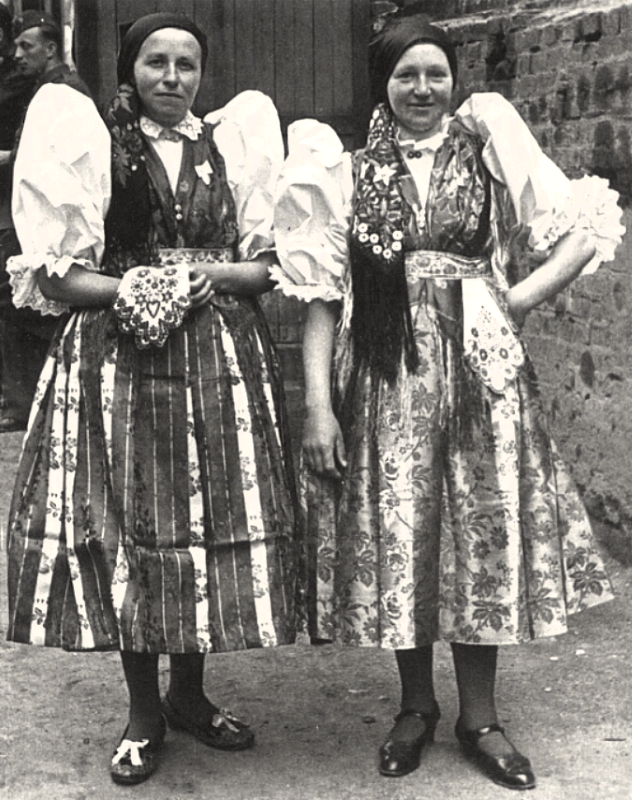 Ženy ve svátečních krojích s rukávci