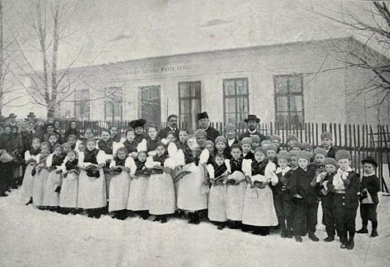 Děti s vyučujícími před místní obecní školou