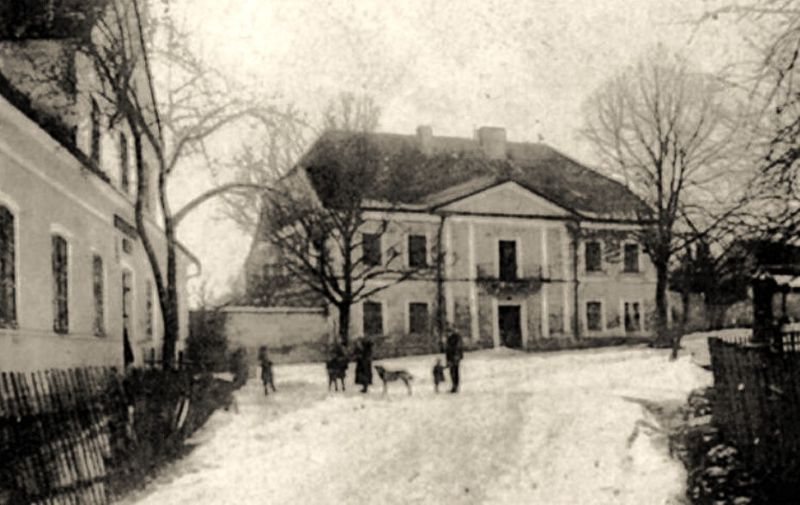 Zámek, vlevo čp. 26