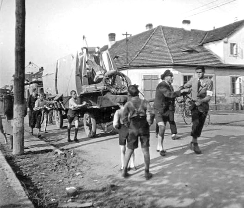 Převážení letecké techniky - fotografie je z náměstí