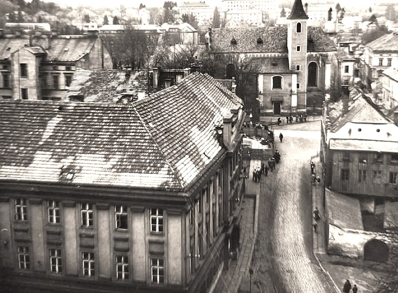 Pohled z Chodského hradu na budovu gymnázia a klášterní kostel