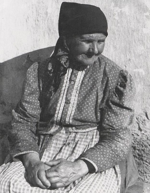 Žena ve všední kartounové flámišce