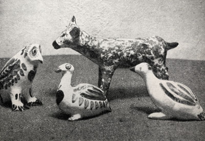 Keramické pokladničky ve tvaru ptáčků a pejsek - výrobky domažlických hrnčířů z 1. pol. 20. stol.