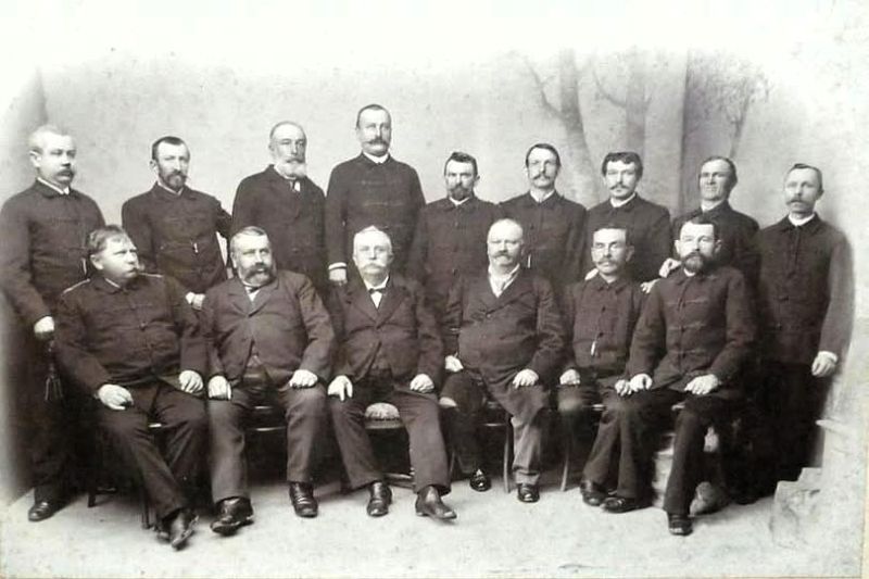 Domažličtí konšelé - třetí  zleva sedí dlouholetý starosta Domažlic Petr Hana (1836 - 1908)