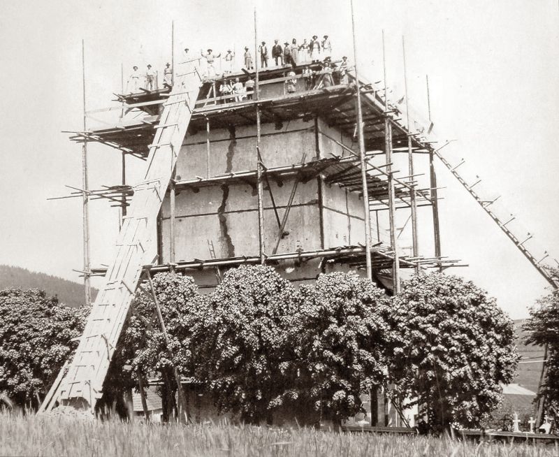 Oprava věže vyhořelého kostela