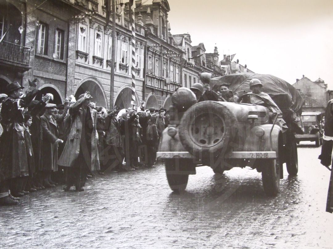 190217-29. Domažlice. Náměstí Míru. U.S. Army. 5. května 1945. (8)