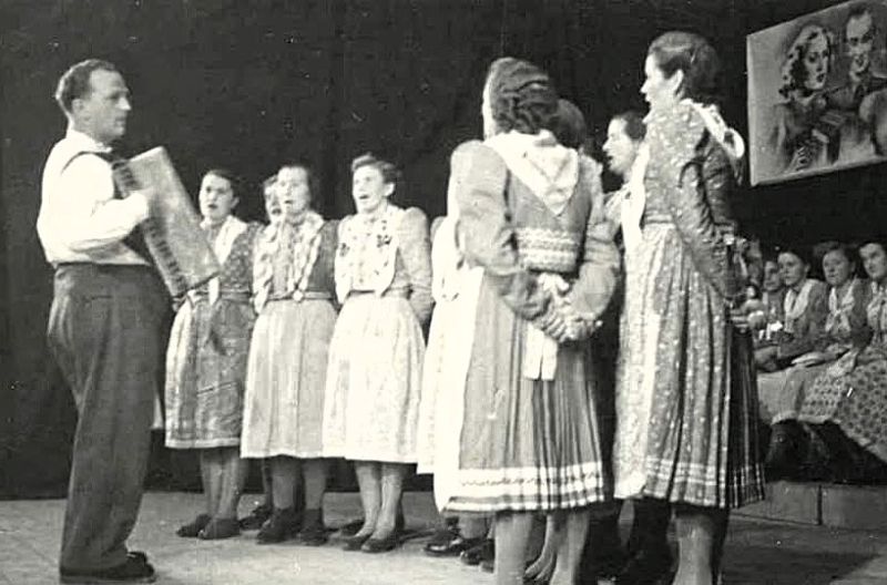 Ženský pěvecký sbor z Meclova při vystoupení ve Stříbře