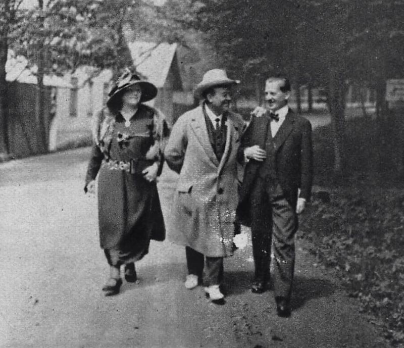 JJ (vpravo) se svým přítelem Karlem Burianem na procházce v Mariánských Lázních