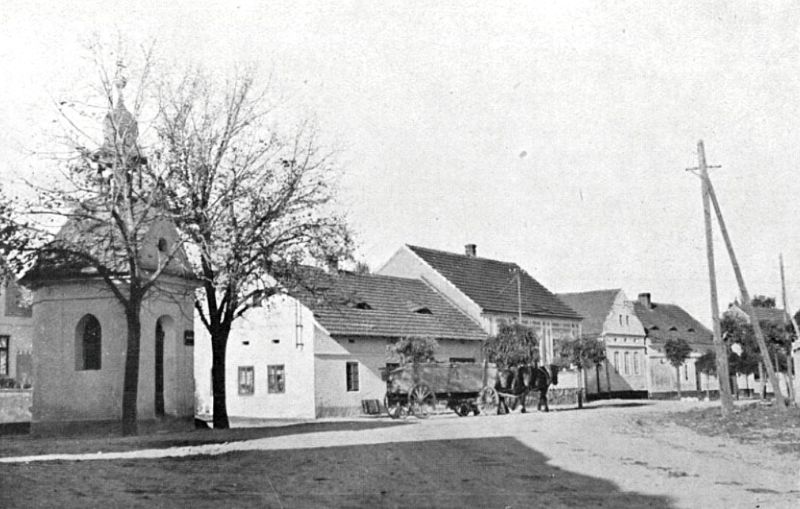 Náves s kapličkou