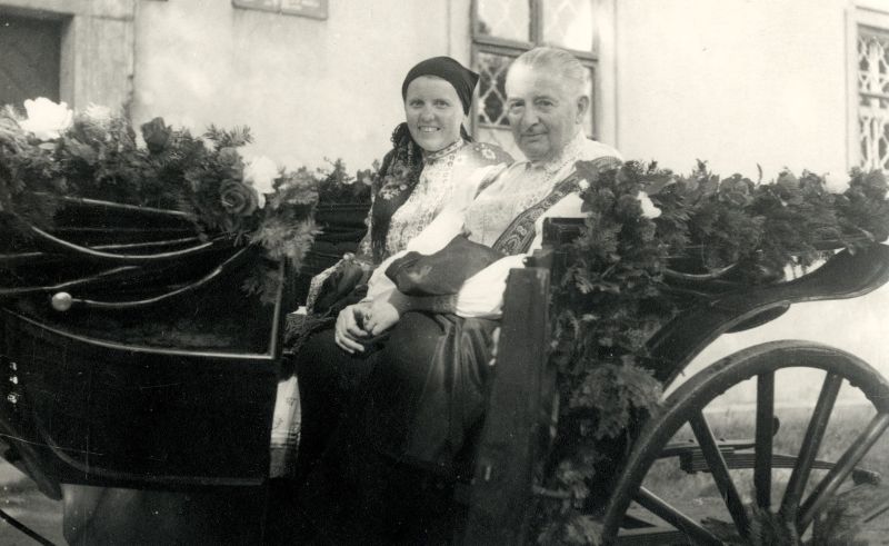 J. Jindřich s Boženou Hezkou před klášterem v Domažlicích