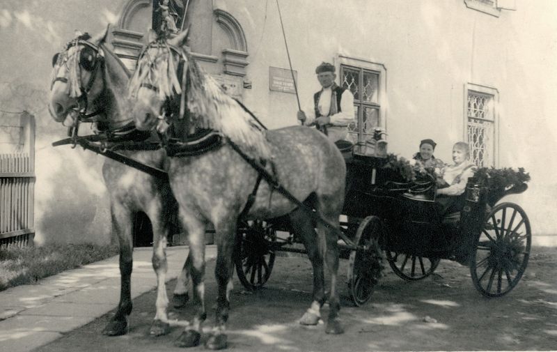 J. Jindřich v kočáru s Boženou Hezkou před klášterem v Domažlicích