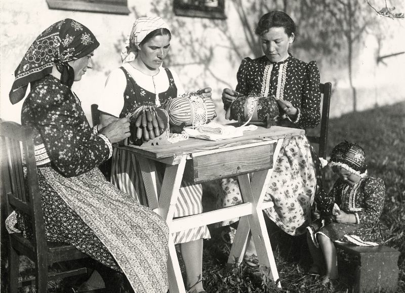 Paličkování krajek posousedsku