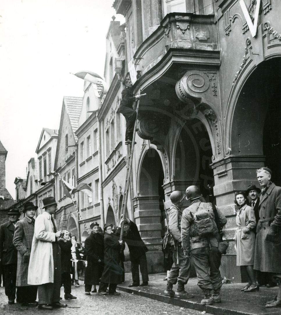 190217-30. Domažlice. Náměstí Míru. U.S. Army. 5. května 1945. (9)