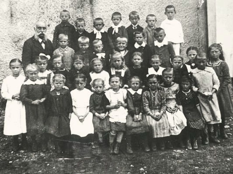 Děti z obcí Pleš a Václav se svým učitelem v roce 1922