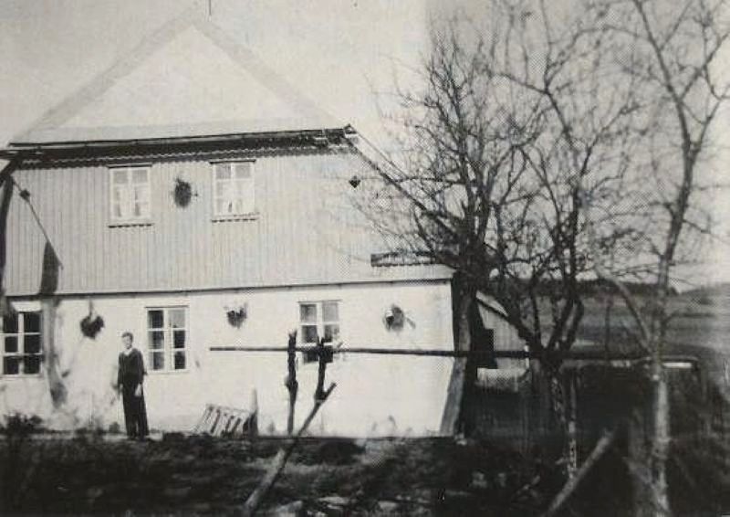 Dům čp. 9  stával pod novým kostelem a německou školou