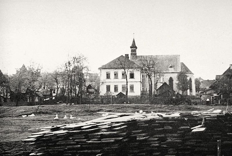 Kostel Panny Marie a škola 
