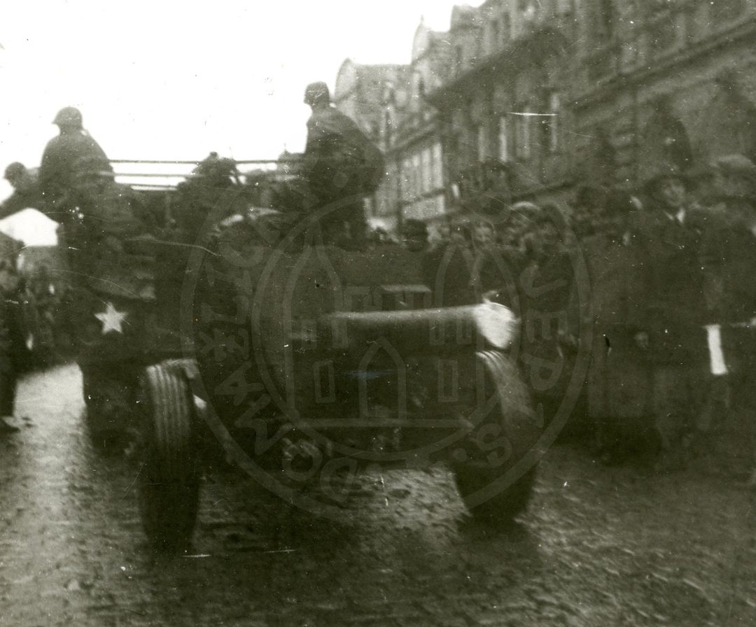 190217-34. Domažlice. Náměstí Míru. U.S. Army. 5. května 1945. (14)