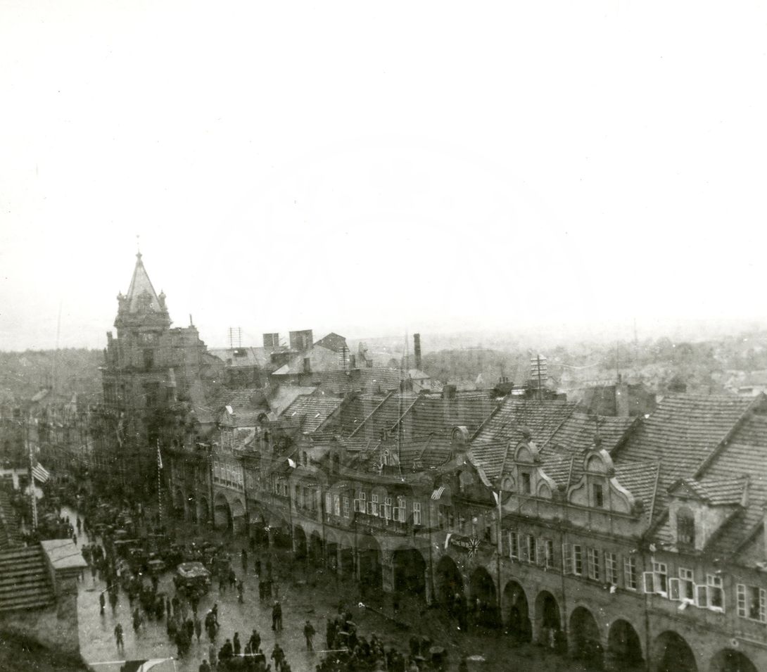 190217-35. Domažlice. Náměstí Míru. U.S. Army. 5. května 1945. (15)