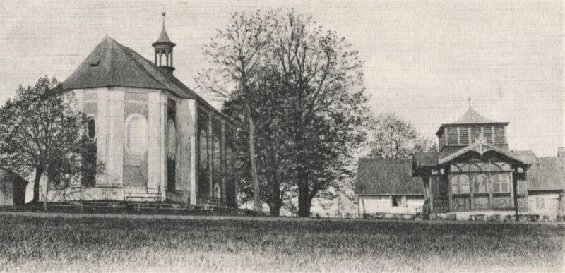 Kostel sv. Vavřince; vpravo v pozadí hájovna, v popředí pavilon