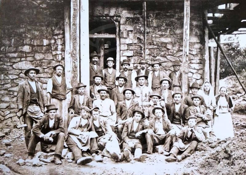 Dělníci, kteří pracovali na výstavbě kamenné rozhledny