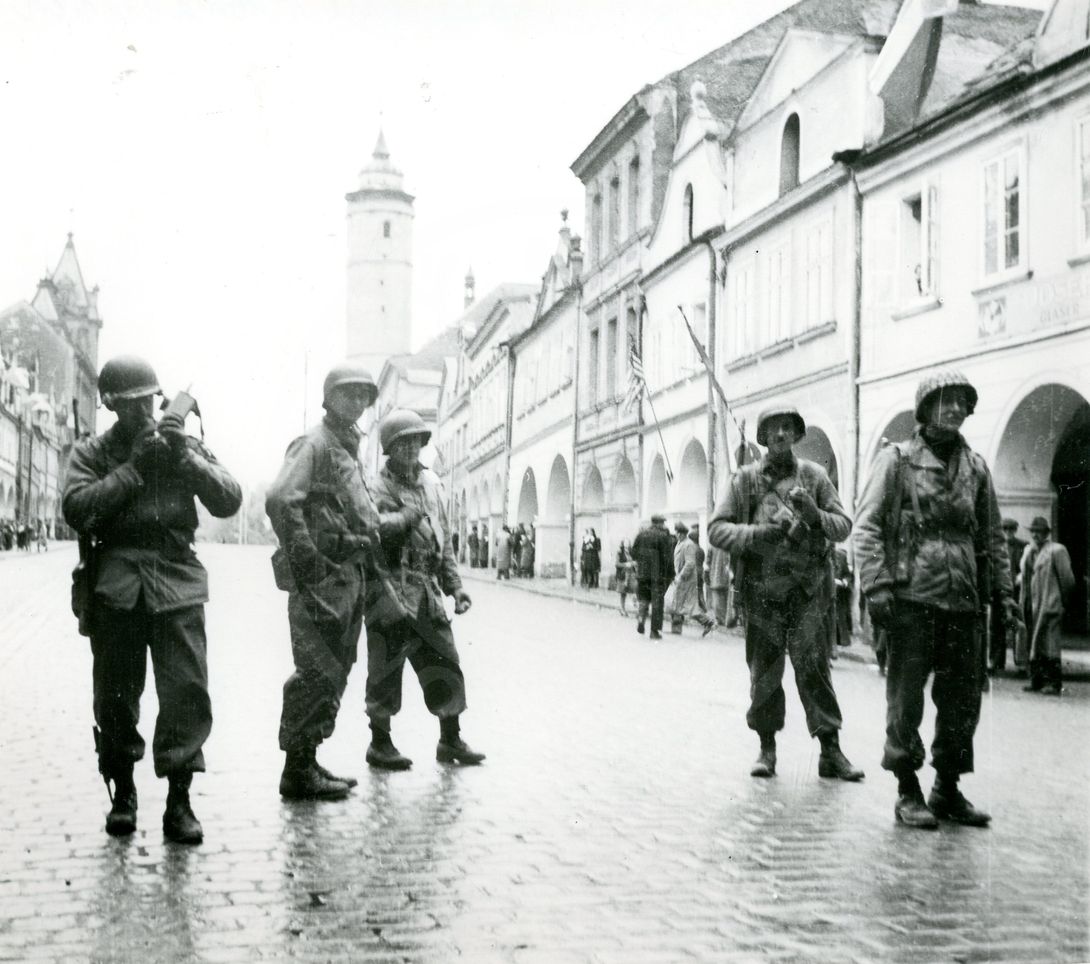 190217-49. Domažlice. Náměstí Míru. U.S. Army. 5. května 1945. (29)