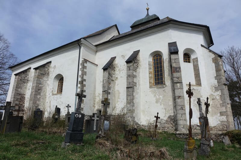 Presbytář osvětlují tři původní gotická okna snížená při barokní úpravě a zaklenutá půlkruhem