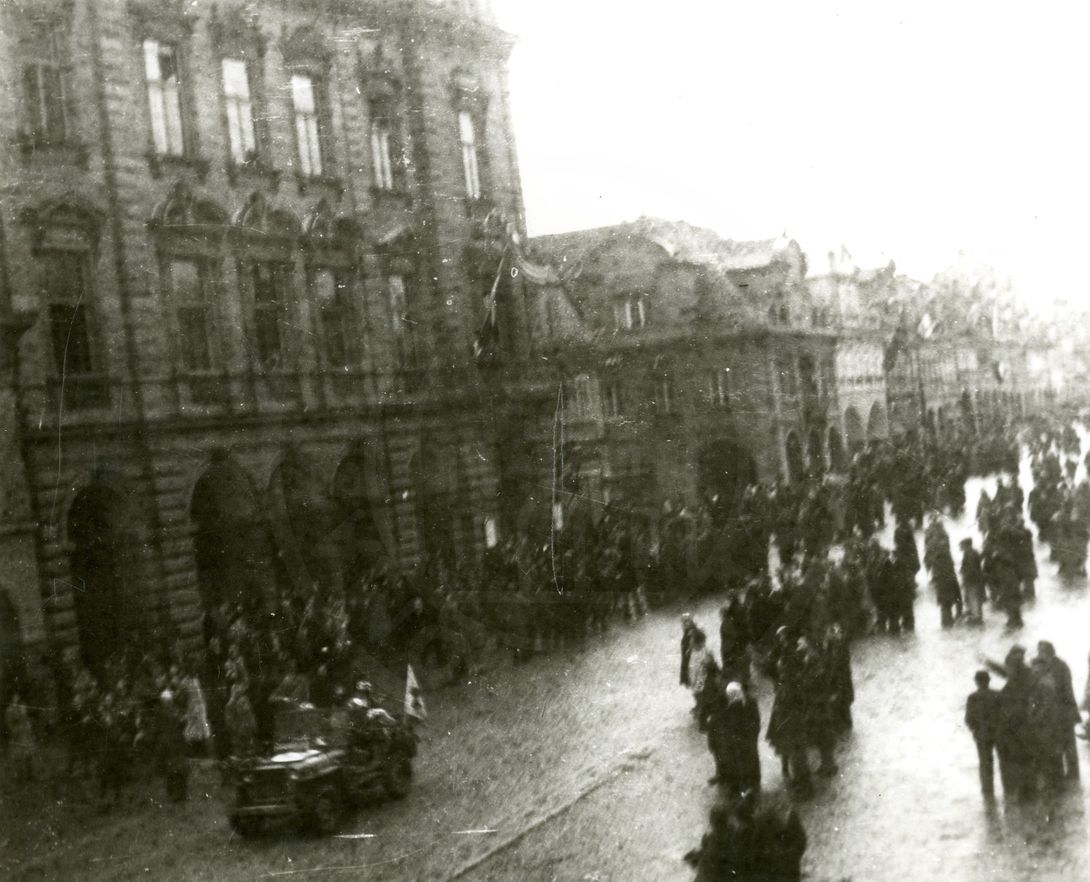 190217-58. Domažlice. Náměstí Míru. U.S. Army. 5. května 1945. (38)