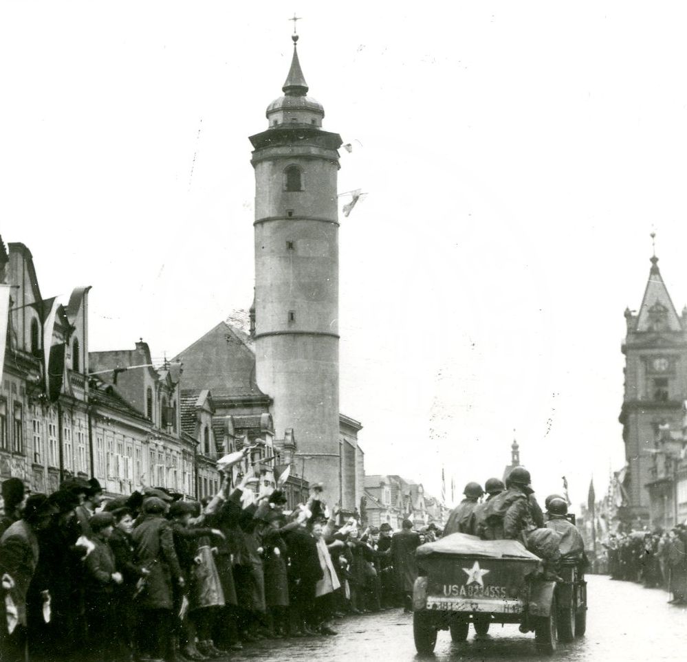 190217-59. Domažlice. Náměstí Míru. U.S. Army. 5. května 1945. (39)