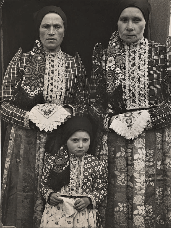 Ženy v chodských krojích - fotografovala Margaret Bourke-White (1904-1971)