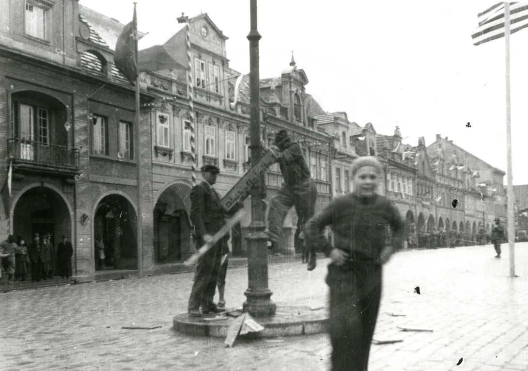 190217-77. Domažlice. Náměstí Míru. U.S. Army. 5. května 1945. (57)