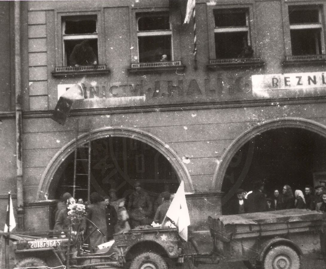 190217-84. Domažlice. Náměstí Míru. U.S. Army. 5. květen 1945. (5)